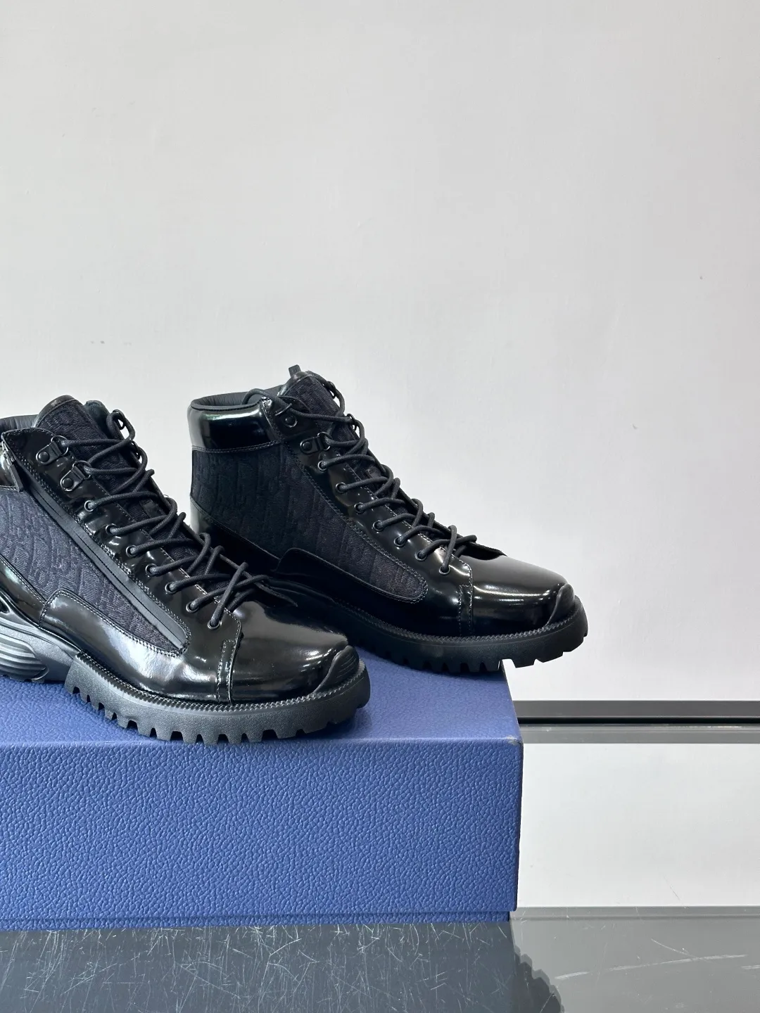 p600 "Dio＊" Combat Oblique high-top sneakers, black glossy leather + Oblique presbyopic canvas splicing, low-key luxury and super recognizable. The EVA sole is lightweight and cushioned, making it comfortable for daily wear or long walks. The high-top design is perfect for support, and the tongue and sole have the "DIOR" logo. You must pay attention to details! Whether it is casual or urban style, it can be easily controlled. It is a high-end luxury item that combines fashion and function. It is a popular choice for men's shoes size: 39-44 (38.45 customized)